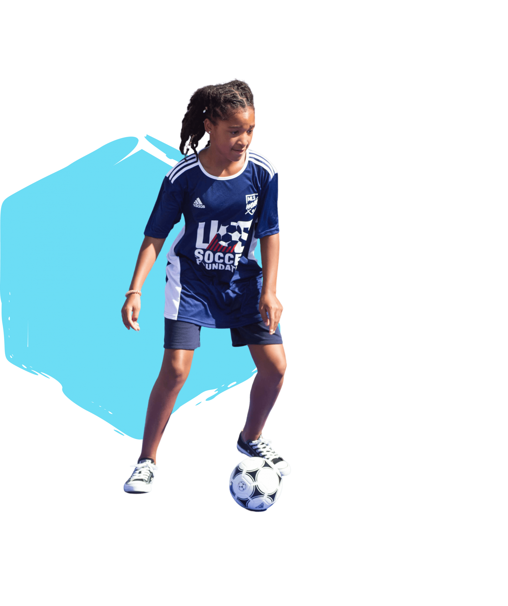 “Transformamos la vida de los niños” sobre un fondo blanco, rodeado de cuatro imágenes de niños sonriendo y jugando fútbol.